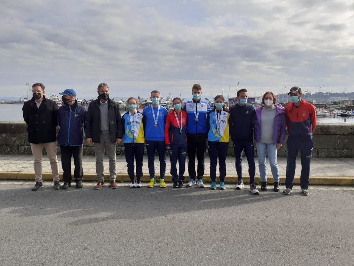 Daniel Chamosa posa con los ganadores del campeonato gallego de 10 kilómetros marcha en ruta