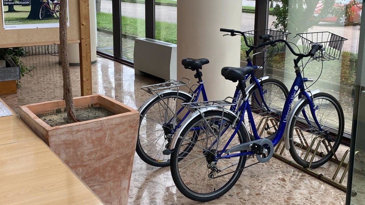 Servicio de préstamo de bicicletas en el campus universitario de Pontevedra