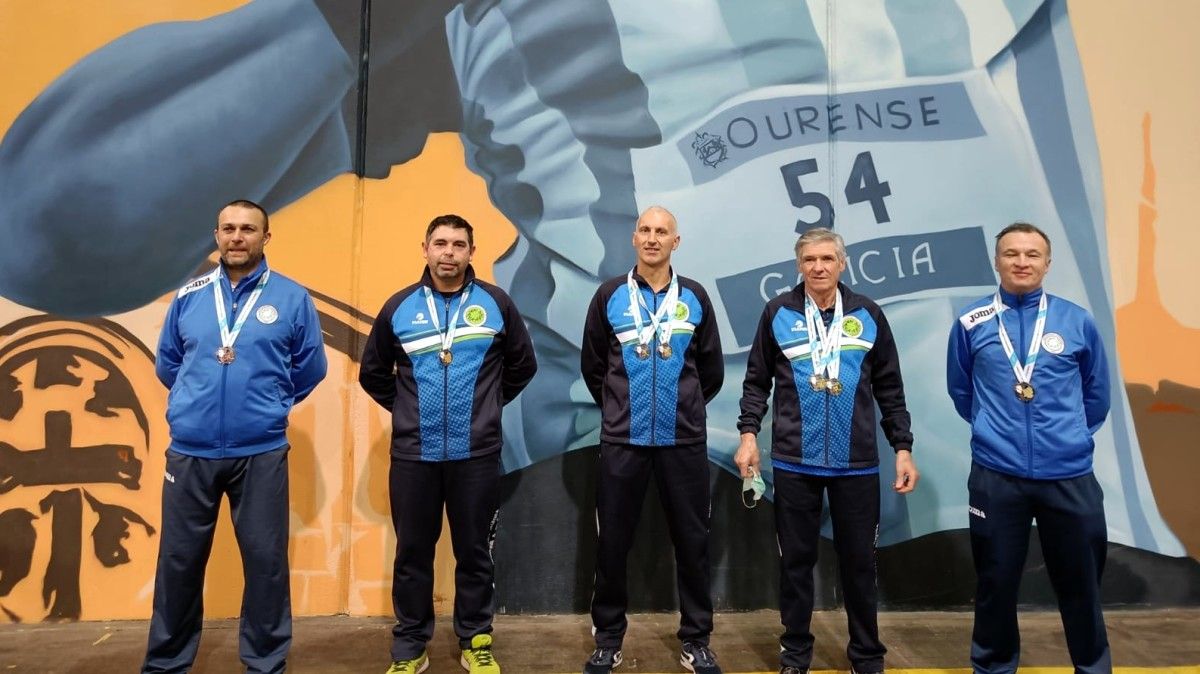 Atletas del Mazi de Vilagarcía que participaron en el campeonato gallego de categoría máster de Ourense
