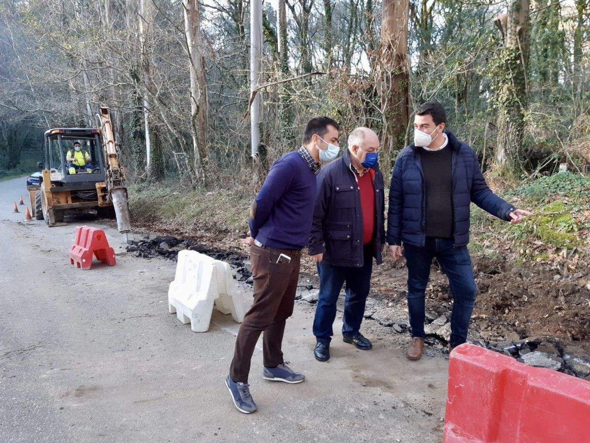El concejal de Medio Rural, Pablo Novas, visita las obras del nuevo colector entre Pastoriza y Picotes