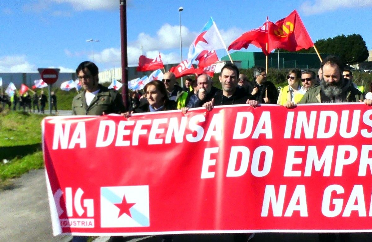 David Couñago (segundo pola dereita), presidente do comité de empresa de Tréves, nunha protesta da CIG