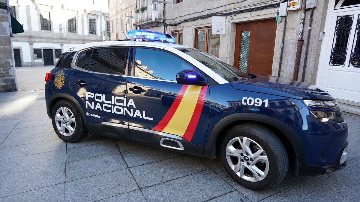 Patrulla da Policía Nacional no casco histórico de Pontevedra