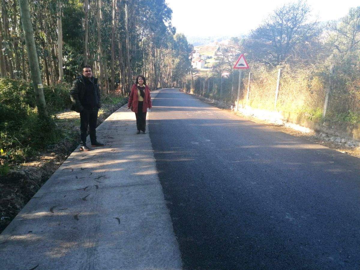 Gregorio Agís y Chelo Besada visitan los trabajos en la carretera entre Combarro y Samieira por Monte Covelo