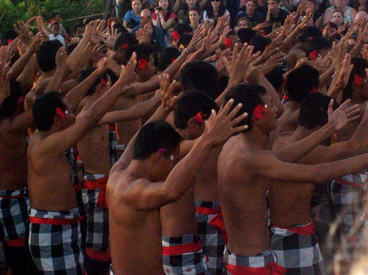 Mozos a ingerpretar a danza Kechak no templo de Uluwatu