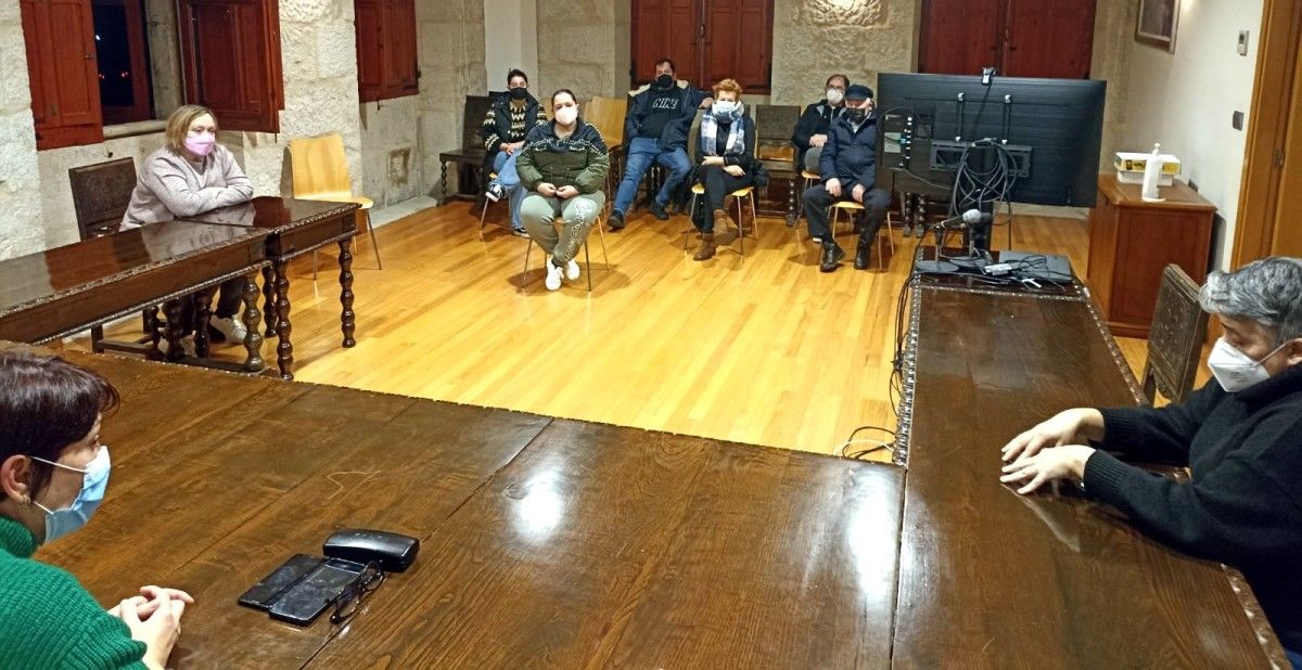 Raquel Rodríguez, concelleira de Cultura, con representantes de comparsas e colectivos do Entroido