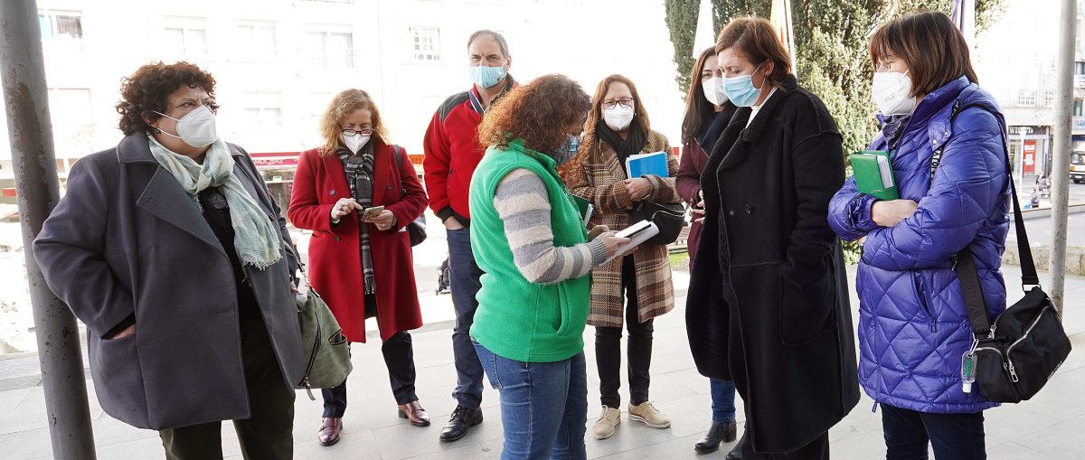 Representantes sindicales de la comisión de centro de atención hospitalaria en la entrada del Hospital Provincial