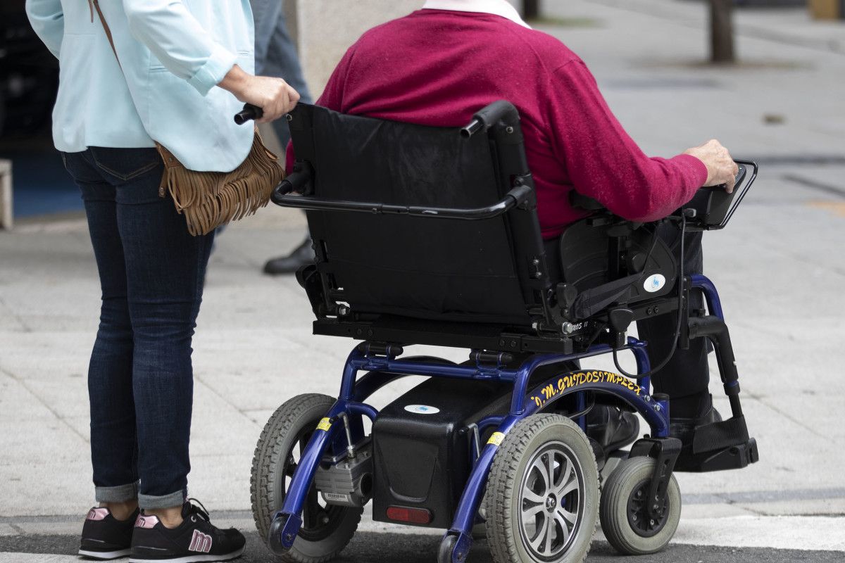 Una persona en una silla de ruedas