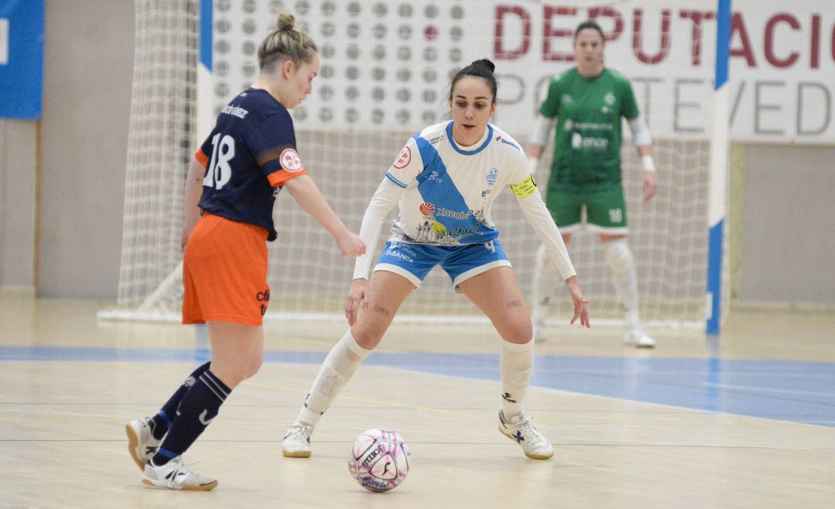 Rocío Gómez (esquerda) no partido de liga en A Raña entre Marín Futsal e Universidad de Alicante