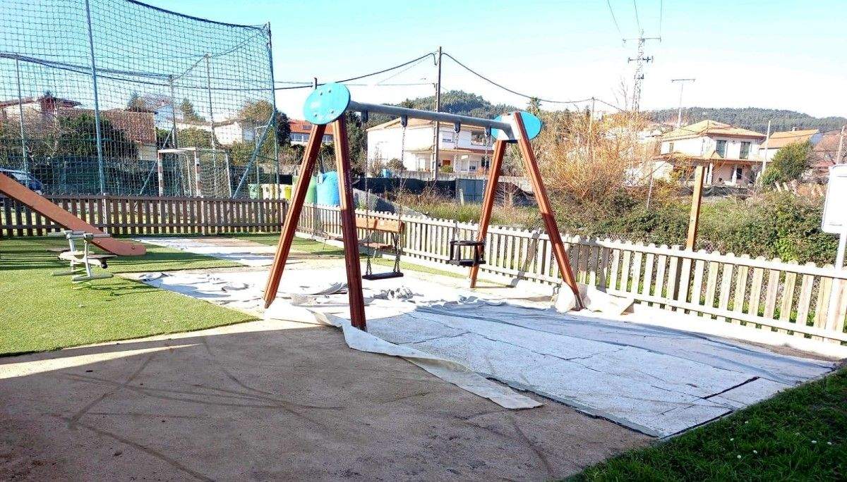 Roban césped artificial en el Parque infantil de Saíñas