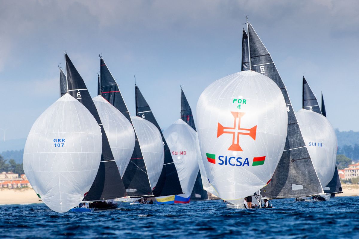 Flota internacional de Open compitiendo en Sanxenxo durante el Europeo de 2021