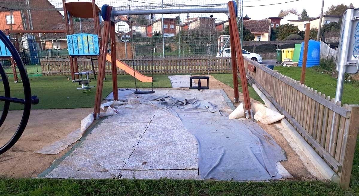 Reparación do parque infantil de Saíñas
