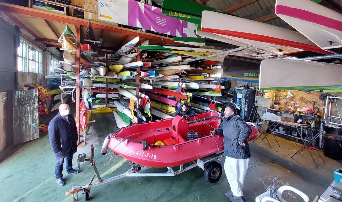 Tino Fernández e Óscar Ponte na nave de deportes náuticos das Corbaceiras