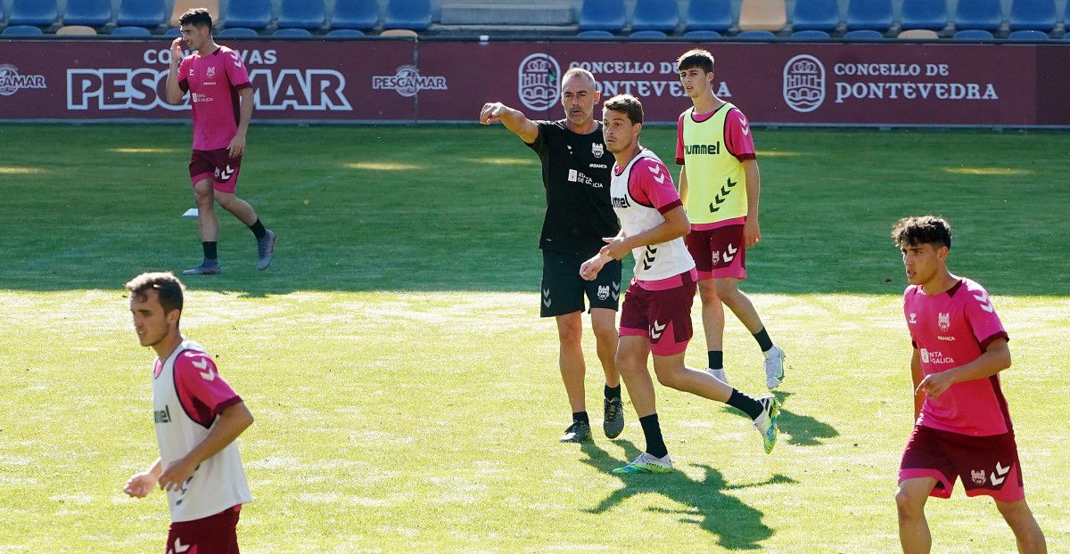 Javi Rey xunto a Ángel Rodríguez nun adestramento do Pontevedra CF en Pasarón