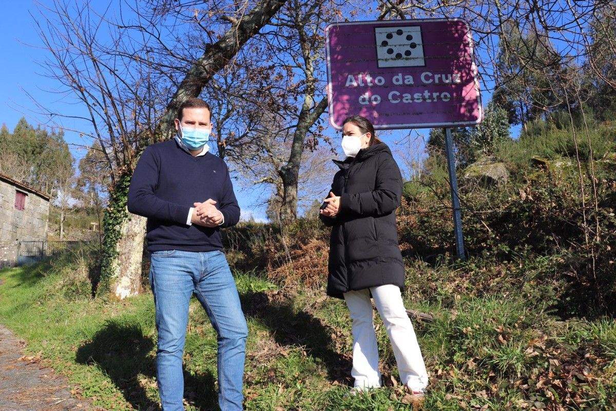 Jorge Cubela e Pepa Pardo visitan o castro Alto da Cruz, en Cerdedo Cotobade