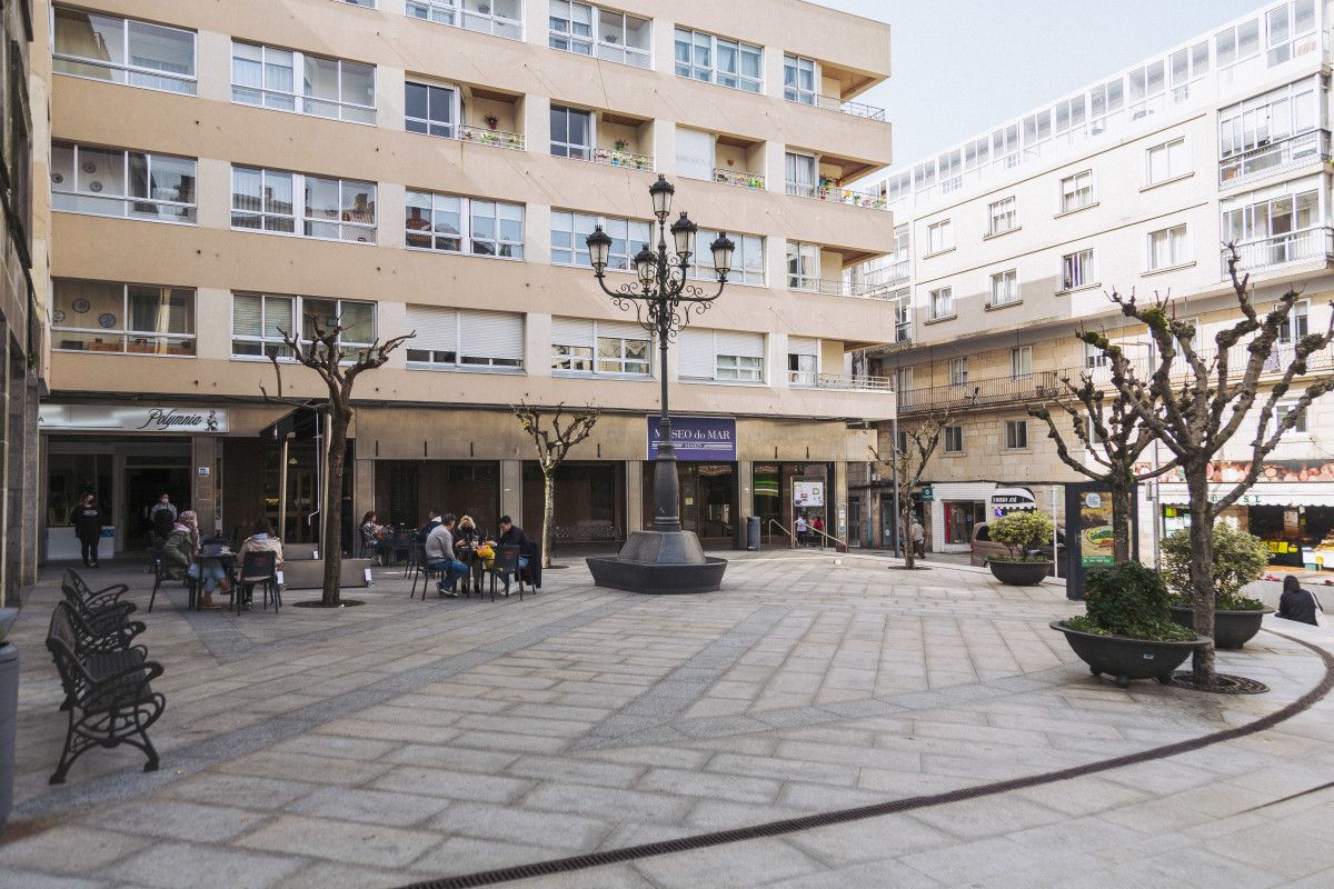 Unha praza con terrazas de hostalería en Marín