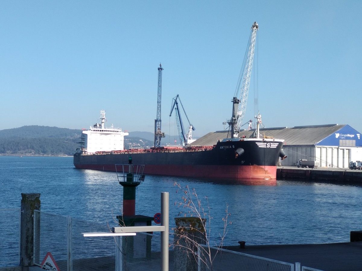 Barco mercante atracado no Porto de Marín