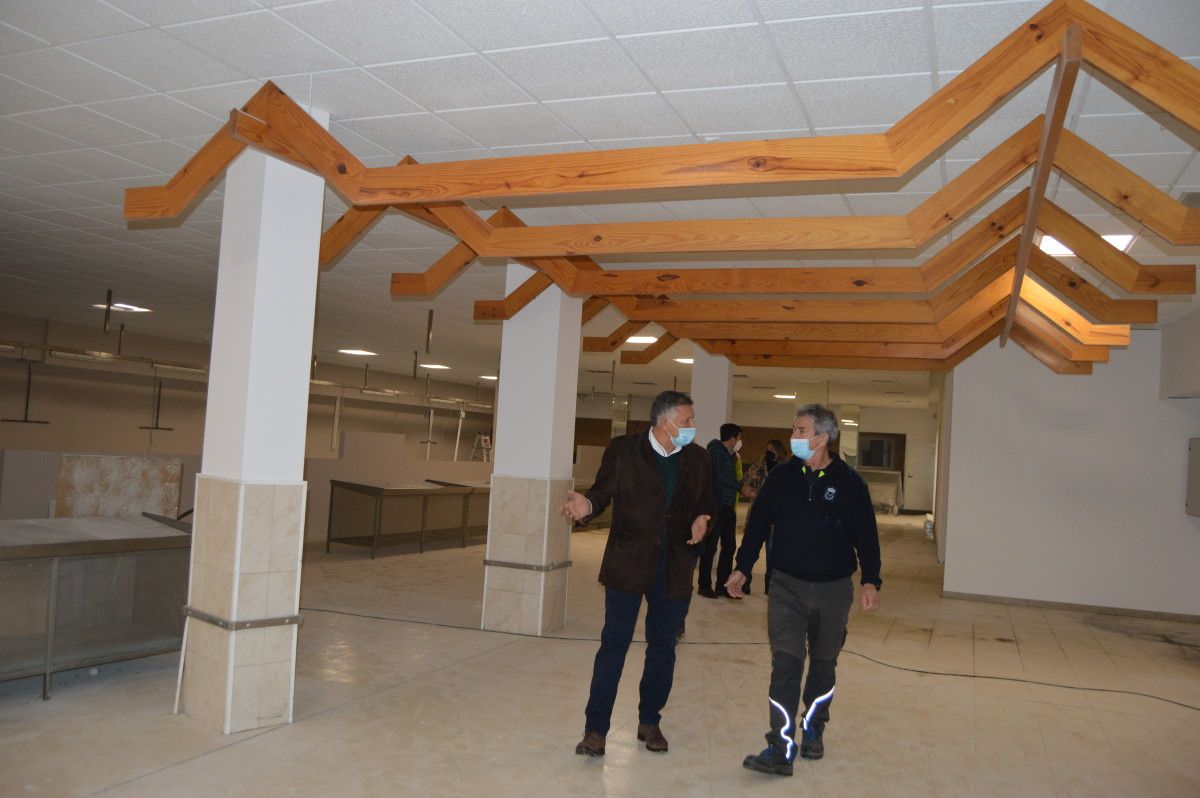 Visita del alcalde Telmo Martín al nuevo y provisional mercado de abastos de Sanxenxo