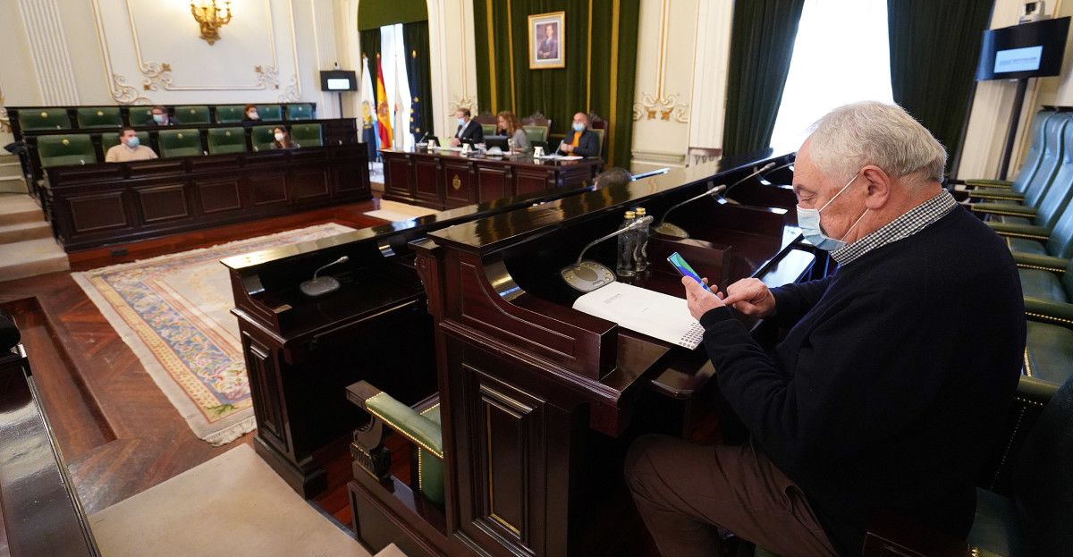 Inicio de la sesión plenaria provincial de enero con el pesar por el fallecimiento de la ex alcaldesa de O Porriño