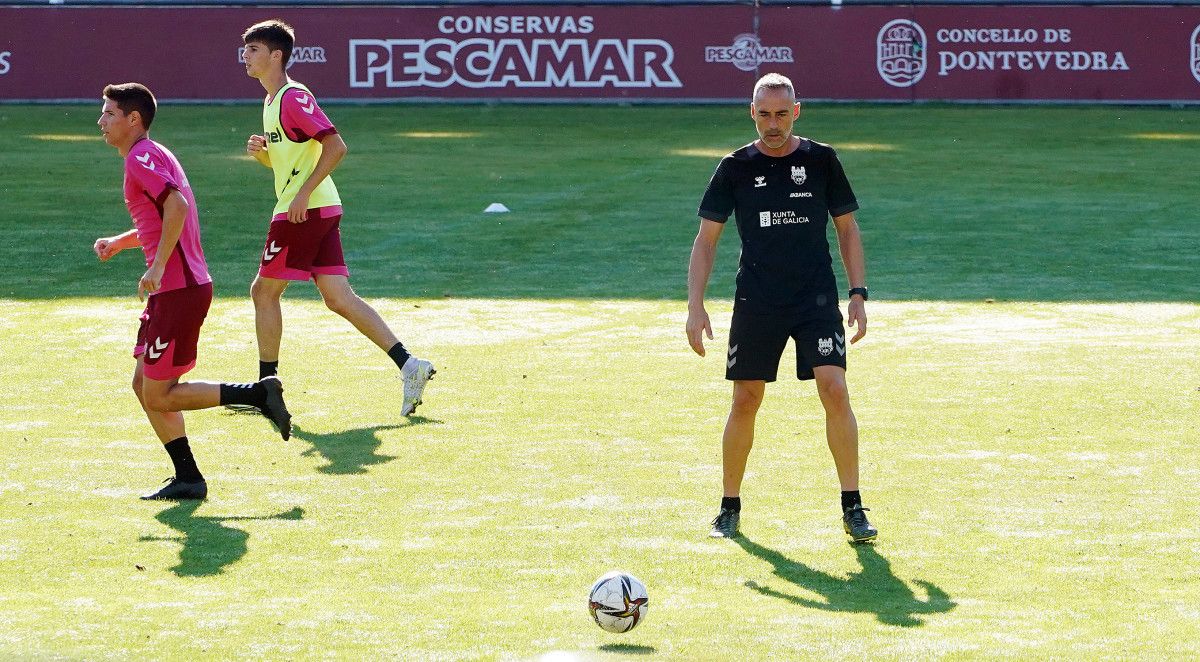 Ángel Rodríguez, nun adestramento do Pontevedra en Pasarón