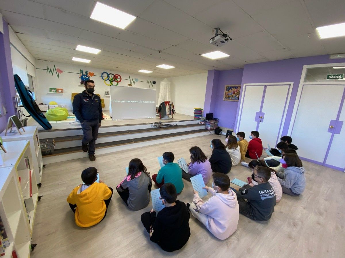 Visita del tirador pontevedrés, Juan Saavedra, al alumnado del CEIP A Reigosa