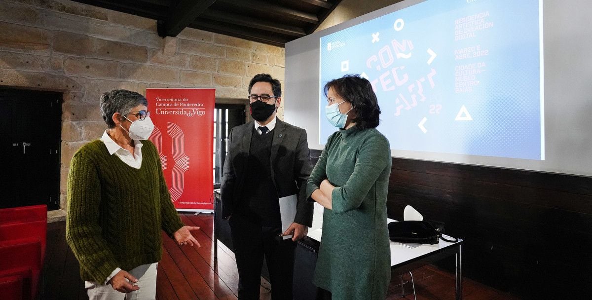 Beatriz Legerén, integrante de ComTecArt; Jorge Soto, vicerreitor do campus de Pontevedra; e Ana Isabel Vázquez, directora xerente da Fundación Cidade da Cultura de Galicia