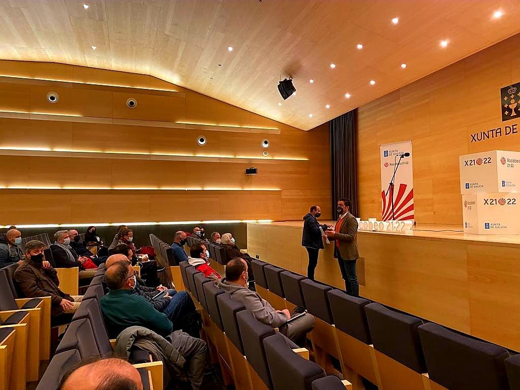 Reunión del delegado de la Xunta, Luís López, con representantes de 72 clubes de la ciudad de Pontevedra