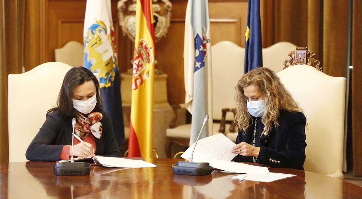 María Ramallo, alcaldesa de Marín, e Carmela Silva