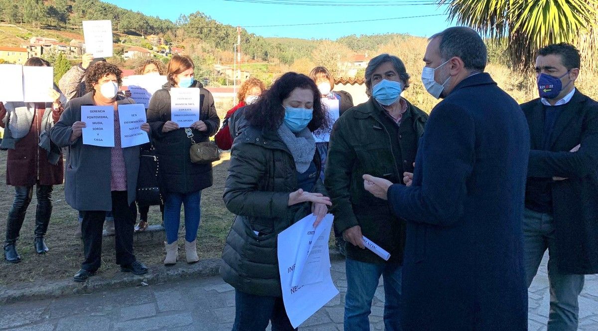 Julio García Comesaña, conselleiro de Sanidade, atende aos representantes sindicais da área sanitaria