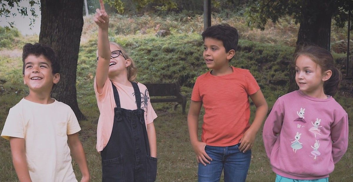 Niños participando en los vídeos de "Brincadeiras da lingua"