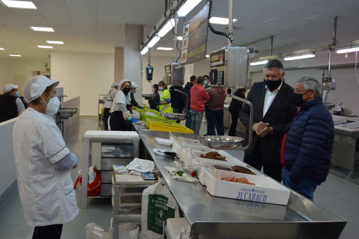 Telmo Martín visita el nuevo mercado provisional de la Rúa Progreso