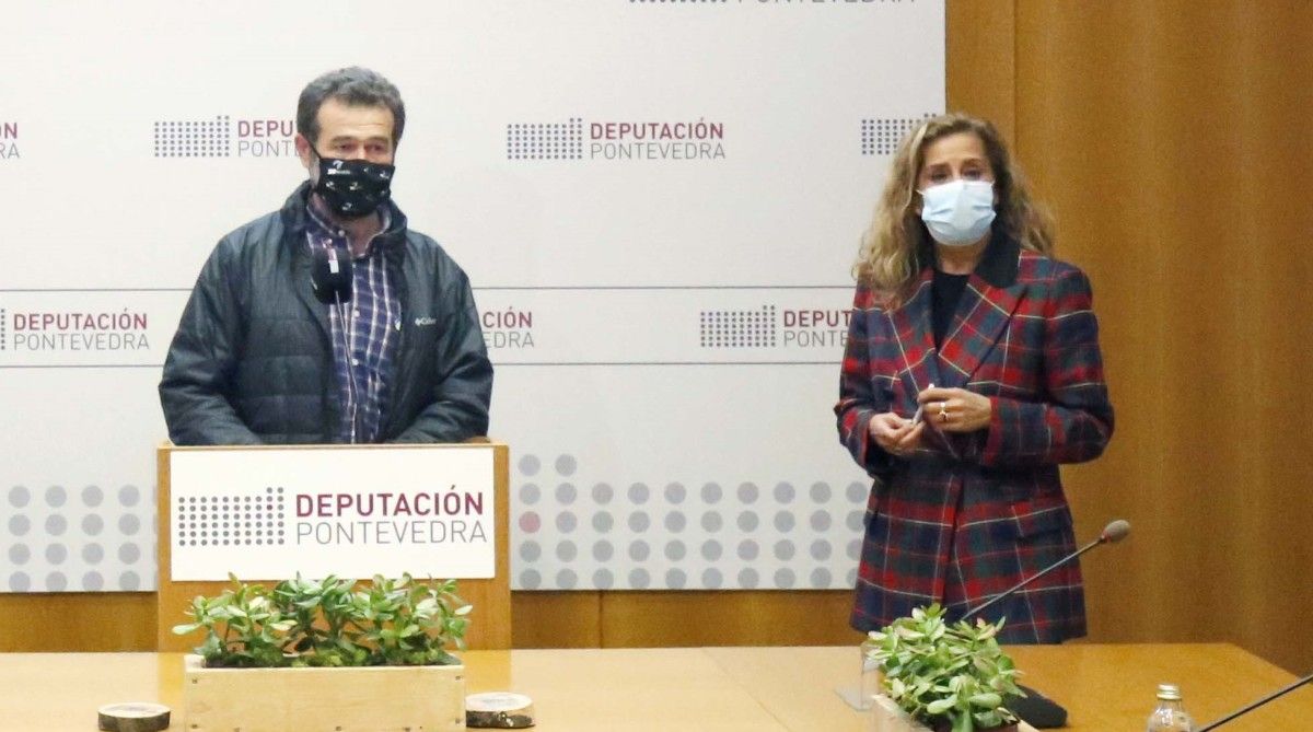 O coordinador de SEO BirdLife en Pontevedra, Gustavo Ferreiro, xunto á presidenta da Deputación