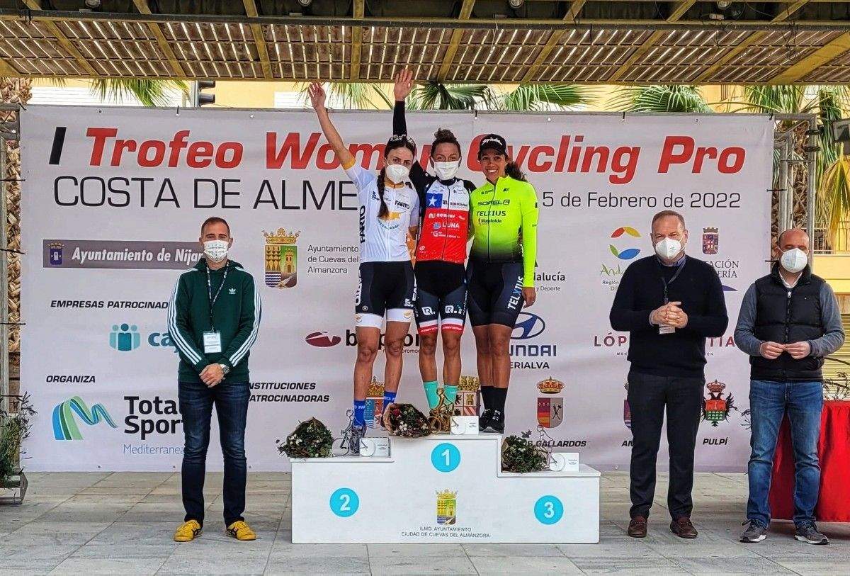 Antri Christoforou (izquierda) en el podio del Trofeo Women Cycling Pro Costa de Almería