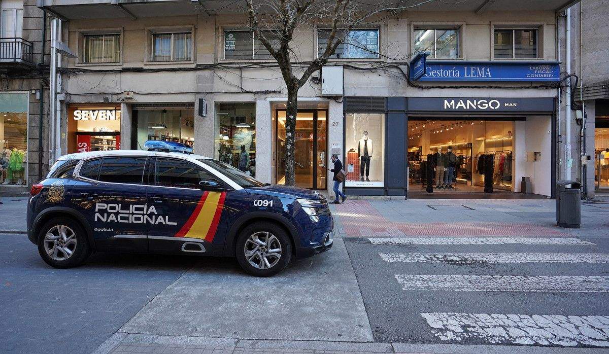Patrulla de la Policía Nacional en la calle Benito Corbal