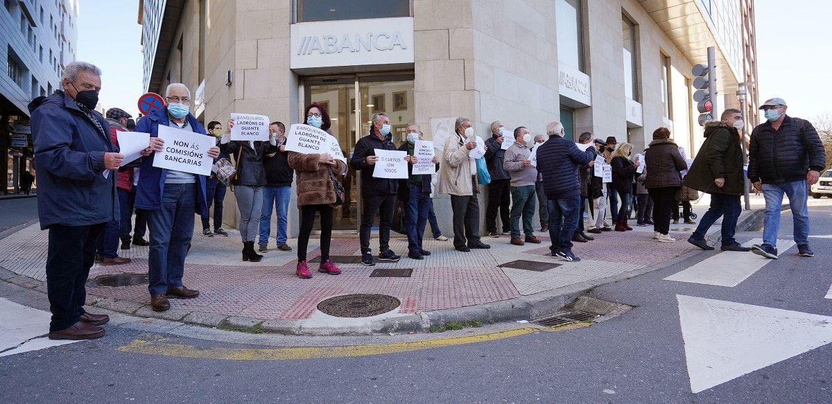 Protesta vecinal contra el cobro de comisiones y falta de atención personal en los bancos