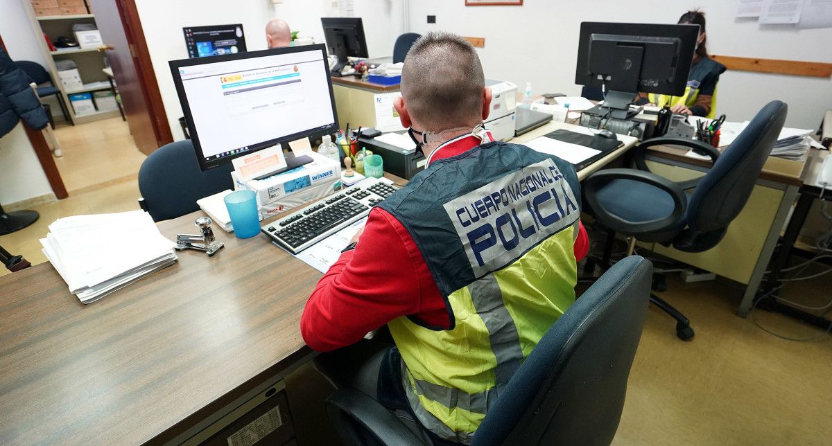 Axente da Policía Nacional da unidade Udef-Ciberdelincuencia de Pontevedra