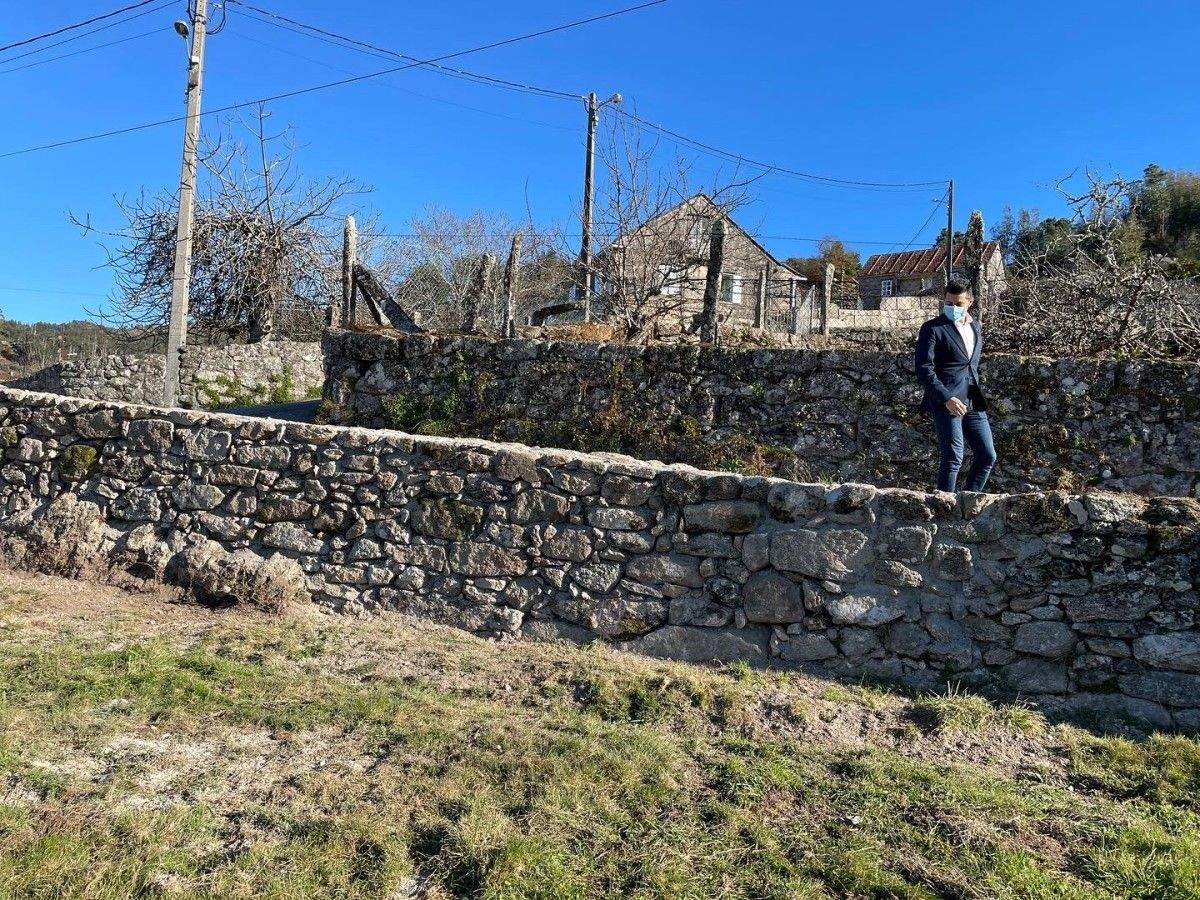O alcalde de Ponte Caldelas, Andrés Díaz, supervisa o asfaltado no rural