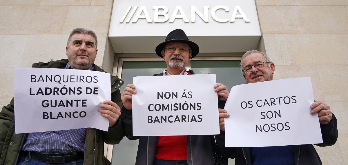 Juan Manuel Loureiro, Juan José Esperón y Ramón López Laxe delante de la oficina de Abanca de la calle Augusto García Sánchez de Pontevedra