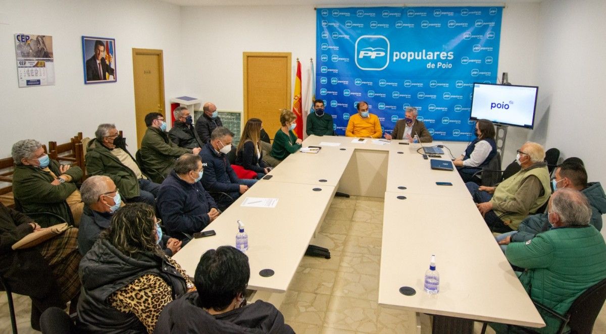 Alfonso Rueda mantuvo una reunión con la junta local del PP de Poio