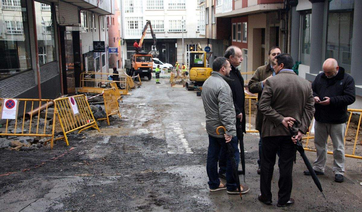 Antón Louro visita as obras de reforma no barrio de San Antoniño