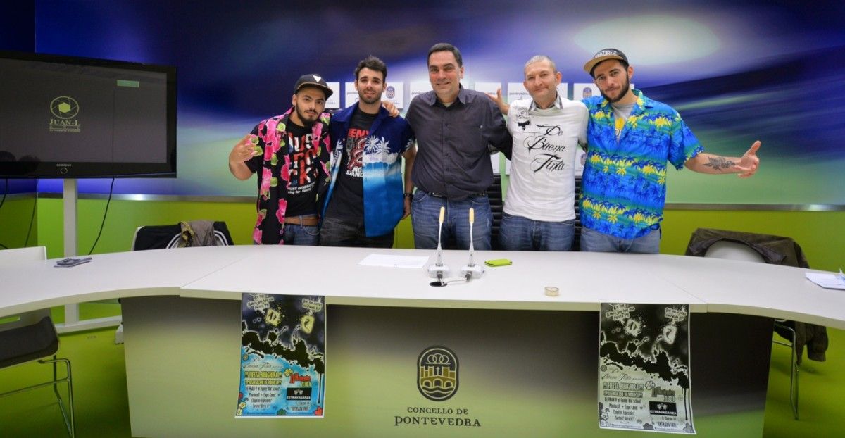 O grupo pontevedrés De Buena Tinta xunto ao concelleiro Demetrio Gómez
