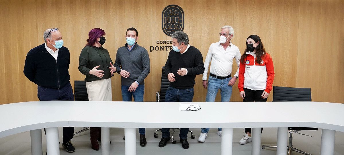 O alcalde Fernández Lores, os presidentes das federacións españolas e galega de ximnasia e directivos do club  Treboada