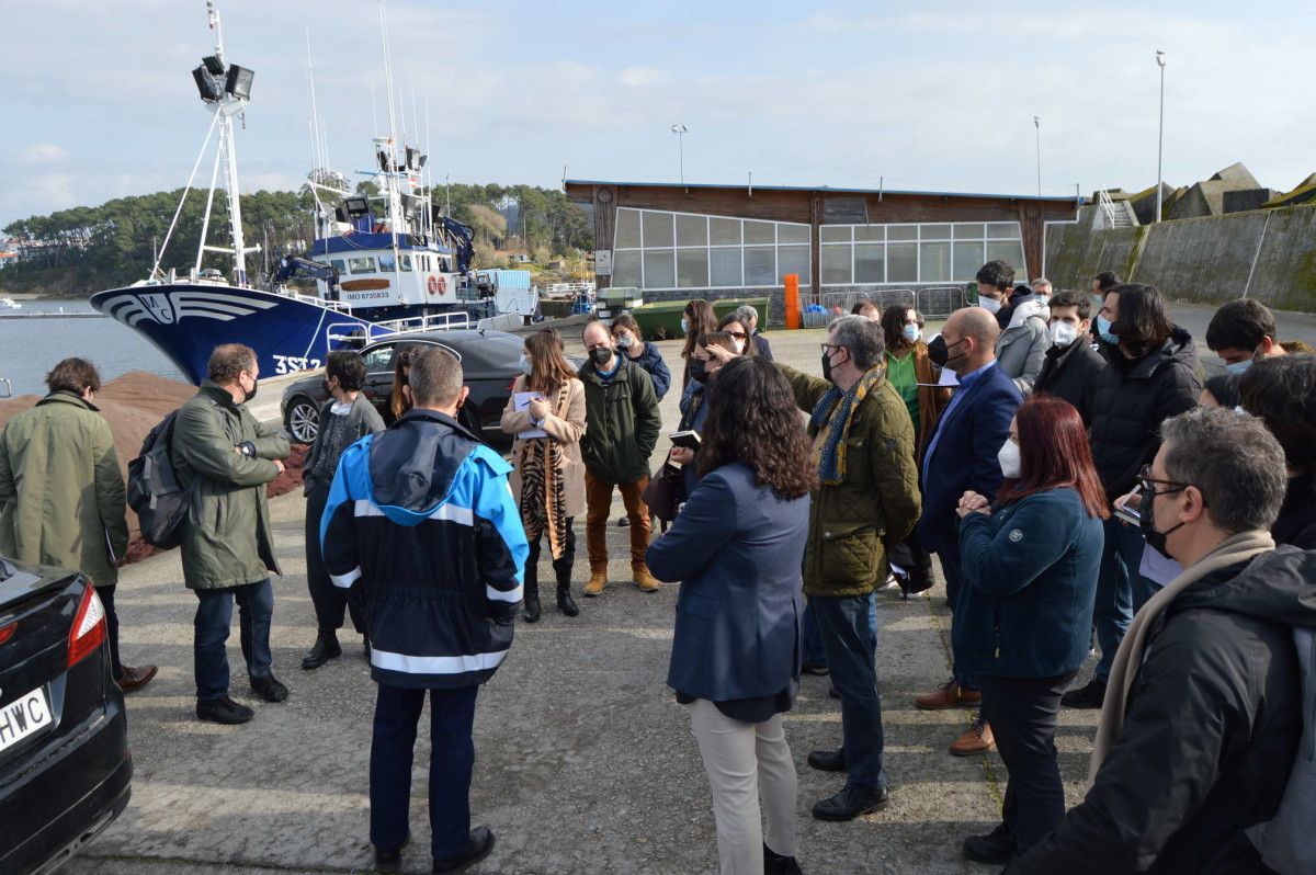 Doce posibles licitadores visitan el puerto de Portonovo