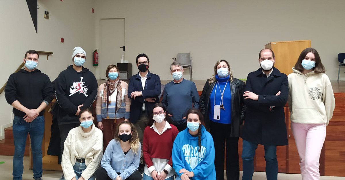 Participantes en esta Aula de Teatro, junto al vicerrector y los concejales