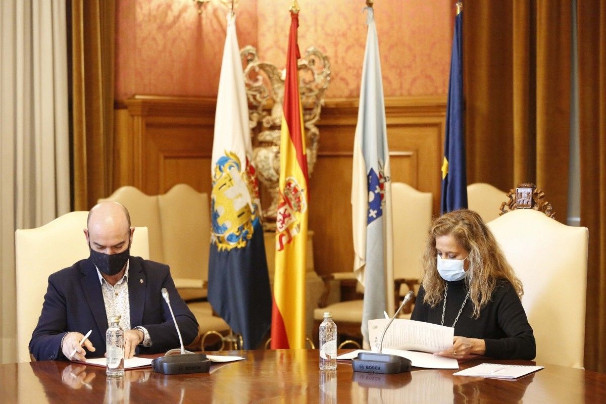 O alcalde de Bueu, Félix Juncal, e a presidenta da Deputación, Carmela Silva, asinan o convenio
