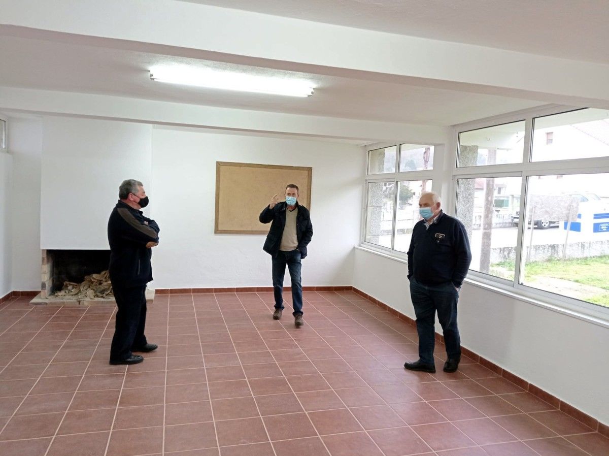 Visita de Xosé Manuel Fernández Abraldes, alcalde de Barro, con directivos de la Comunidade de Montes al local social de Cangrallo