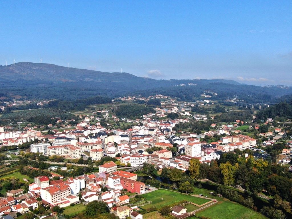 Vista general de un núcleo de viviendas en Caldas de Reis