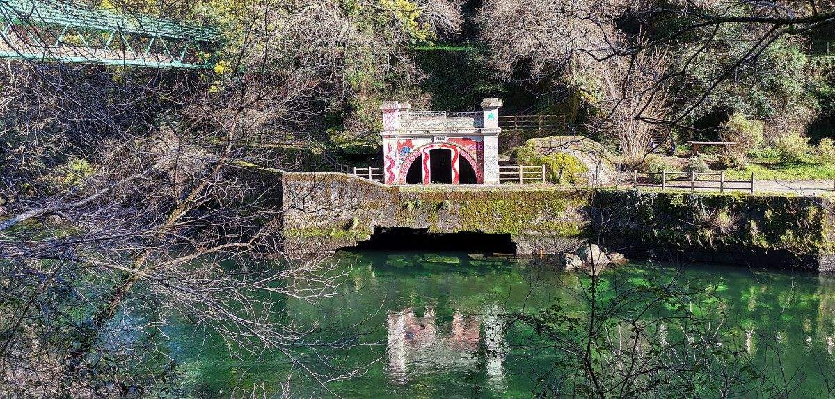 Pintadas, suciedad, maleza y desperfectos invaden el entorno del antiguo Balneario del Lérez 