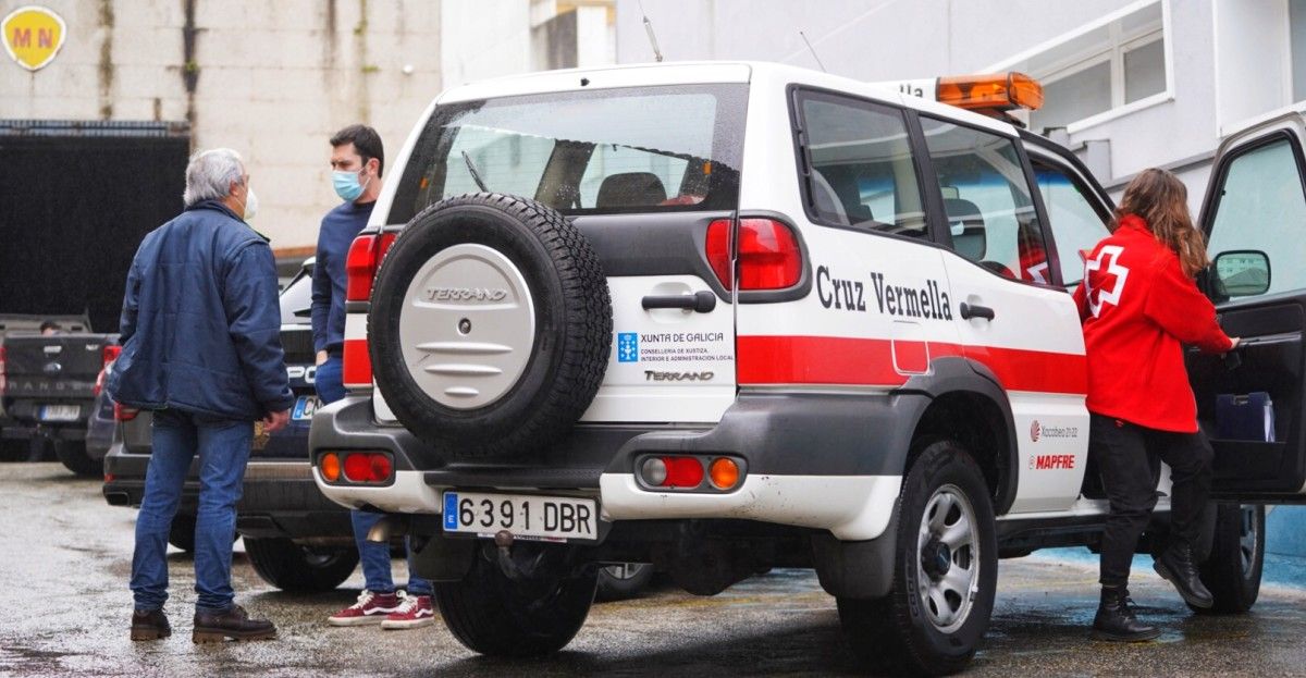 Traballadores da Cruz Vermella no porto de Marín