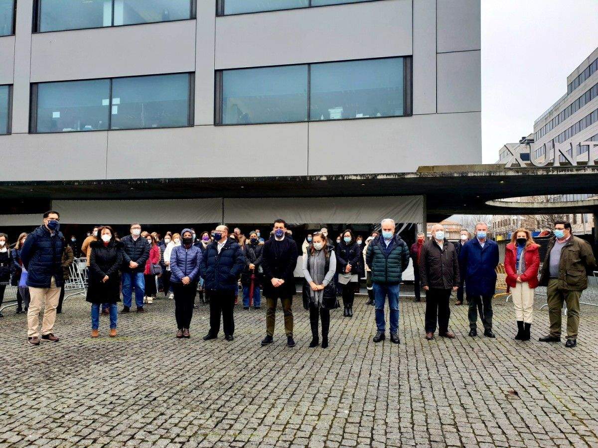 Minuto de silencio ás portas do edificio administrativo da Xunta polas vítimas do "Villa de Pitanxo"