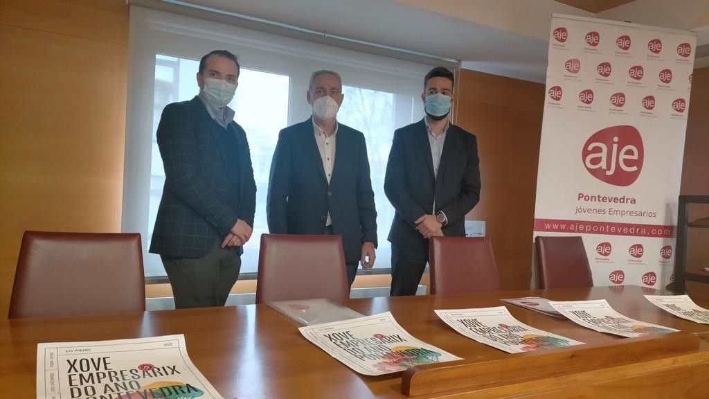 Jesús Rey, presidente de AJE Pontevedra; José Manuel Cores Tourís, presidente de la Autoridad Portuaria de Vilagarcía; y Javier Costa, miembro de la directiva de AJE